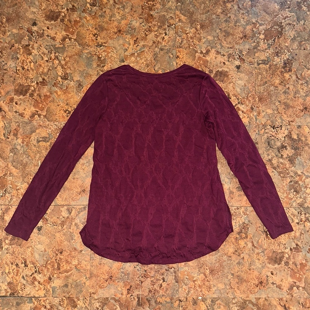 Simply Vera Wang Women’s Burgundy Textured Curved Hem Long Sleeve Top Medium - Picture 2 of 4